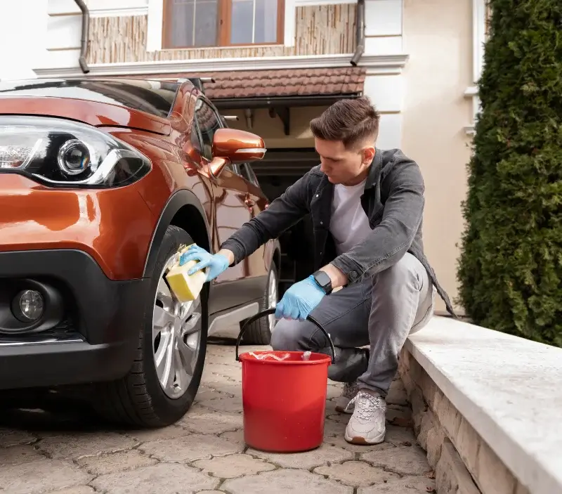 Lavage auto à domicile Marcilly-la-Campagne : professionnel intervenant sur un véhicule